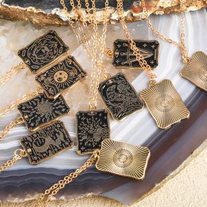 Collar con Colgante de Carta del <span class=keywords><strong>Tarot</strong></span> de Aleación Esmaltada Estilo Pintura al Óleo Atardecer Dorado sobre Fondo Negro, Personalizado a la Moda - Product Image 4
