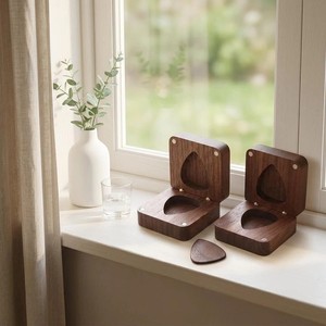 Boîte <span class=keywords><strong>de</strong></span> rangement pour plectres <span class=keywords><strong>de</strong></span> <span class=keywords><strong>guitare</strong></span> en <span class=keywords><strong>bois</strong></span> <span class=keywords><strong>de</strong></span> noyer noir avec logo personnalisé, fermeture magnétique en <span class=keywords><strong>bois</strong></span> assortie, étui <span class=keywords><strong>de</strong></span> rangement pour plectres en <span class=keywords><strong>bois</strong></span> - Product Image 2