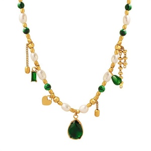 Collier tendance avec pendentif portrait irrégulier, chaîne perlée, zircon vert et perles d'eau douce - Product Image 1