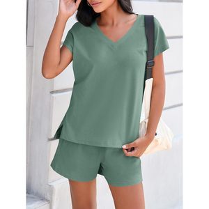 Ensemble court 2 pièces Fisoew pour femme : haut à col en V et manches courtes, short assorti – Tenue décontractée et respirante pour la détente, l'entraînement ou les déplacements à l'aéroport - Product Image 4