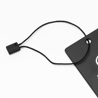 Étiquettes volantes en plastique noir gaufré avec cordon pour vêtements, personnalisables avec votre logo