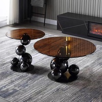 Table basse en verre de luxe moderne avec design créatif pour le hall d'entrée d'une villa, le salon, l'hôtel ou la chambre à coucher