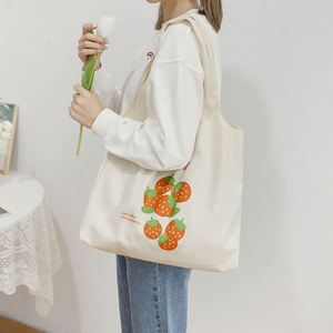 Sac fourre-tout personnalisable en toile de coton bio imprimé fraises, réutilisable, sac à bandoulière unique pour usage quotidien - Product Image 5
