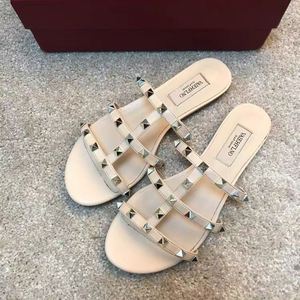 Sandalias y pantuflas con remaches para mujer, nuevo tacón grueso de fondo plano, Joker, otoño, Liu Ding Toe Slip. - Product Image 3