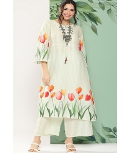 Tela estampada de rayón de viscosa de lujo con patrones florales artísticos para diseñadores de moda que crean ropa de mujer moderna y étnica - Product Image 5