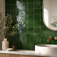 Carreaux de céramique verts carrés et rectangulaires faits à la main de style marocain pour murs de salle de bain, crédences de cuisine et décoration d'hôtel – En stock