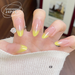 <span class=keywords><strong>Manicura</strong></span> <span class=keywords><strong>Francesa</strong></span> en Degradado <span class=keywords><strong>Amarillo</strong></span> Limón, Base Nude para un Diseño de Uñas en Forma de Almendra Fresco y Moderno que Favorece la Piel Clara - Product Image 2
