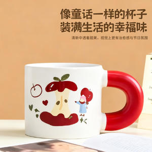Mug en céramique Apple Cartoon avec poignée rouge, cadeau pour couple, pour la maison - Product Image 4