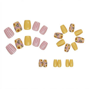 <span class=keywords><strong>Uñas</strong></span> postizas de moda: diseño de margaritas pequeñas en bloques de color rosa y amarillo, ideales para chicas modernas. - Product Image 4
