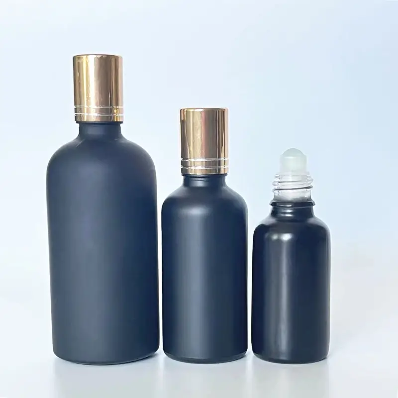 Atacado fabricante 2 oz fosco vidro preto rolo bola garrafas/rolo de óleo essencial em embalagens de vidro