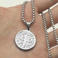 Collier pendentif tendance en acier inoxydable plaqué or 18 carats avec médaille Saint Benoît et croix orthodoxe, idéal pour les fêtes et la mode raffinée