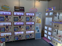 Distributeur automatique de capsules de jouets multi-niveaux combiné, machine de distribution de prix en libre-service fonctionnant par pièces et code QR