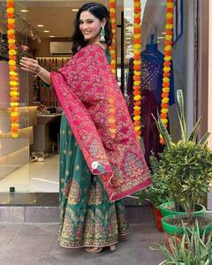 Robe en soie romaine de style moderne avec Dupatta pour femmes Nouvelle collection disponible à un prix abordable depuis l'Inde - Product Image 2