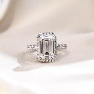 Anillo de Diamante Cultivado en Laboratorio con Corte Esmeralda en Oro de 18K, Joyería Messi MSR-1770 - Product Image 1