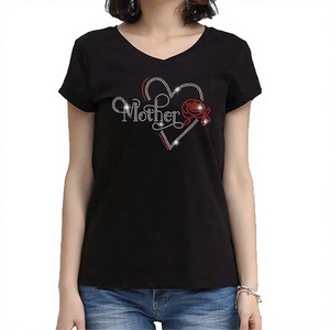 T-shirt en coton noir à col en V et manches courtes pour femme, coupe ample, avec logo frontal et strass en forme de cœur, style vintage, personnalisable - Product Image 1