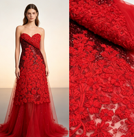 Tissu en maille de cristal avec fleurs en chiffon 3D rouge luxueux et lourd pour robe de couture de réception de mariage