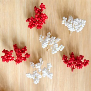 Bouquets de baies artificielles rouges et blanches Wen Gui, 10 cm, décorations en plastique pour Noël, accessoires de fêtes et arrangements floraux - Product Image 2