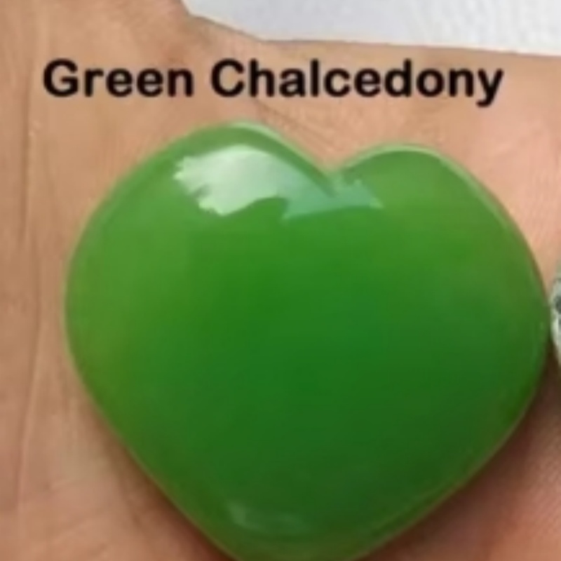 Coeur en cristal de calcédoine verte