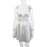 Robe blanche d'été à bretelles en V profond, taille cintrée, coupe ajustée, jupe élégante amincissante