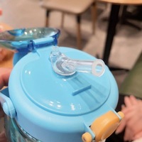 Bouteille d'eau en plastique de dessin animé mignon sans BPA de 17oz personnalisée en gros pour enfants portable avec poignée couvercle en corde-pour le camping