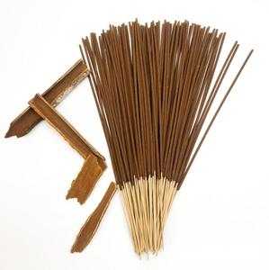 Incienso Nag Champa enrollado a mano, mezcla tradicional de sándalo y madera de canela aromática utilizada en rituales religiosos. - Product Image 1