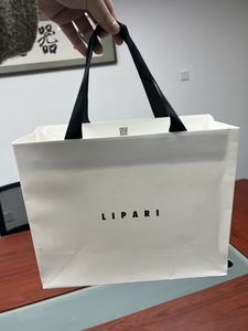 Sacchetti Regalo di Lusso Personalizzati in Cartone Riciclato per Piccole Imprese e Negozi al Dettaglio, con Logo Laminato Offset - Product Image 3