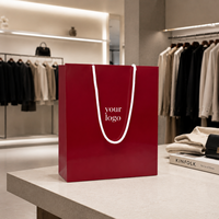 Sac de shopping en papier rouge brillant de luxe avec poignée en corde blanche, logo personnalisé OEM ODM, emballage cadeau haut de gamme pour la vente au détail
