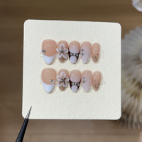 Faux ongles press-on amande rose nude et blanc, faits main, avec fleurs 3D, perles et strass, style French Manucure, personnalisables avec LOGO, vente en gros