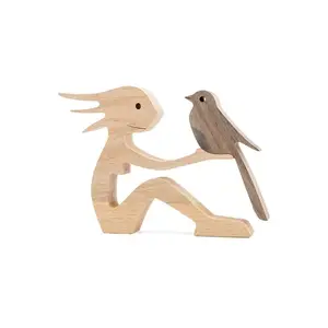 木の彫刻家の装飾家の装飾手作りのアクセント、刻まれた創造的な動物の鳥