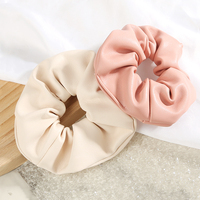 Vente en gros d'accessoires de mode pour cheveux de haute qualité : élastiques en cuir PU froissé, pinces à cheveux, attaches pour cheveux et chouchous pour femmes