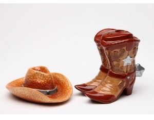 Sombrero y bota de cowboy occidental de cerámica fina, conjunto de coctelera de sal y pimienta con diseño de Spurn, 3 "H - Product Image 1