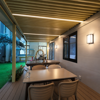 Maison de jardin préfabriquée, cabane modulaire pour cour arrière avec terrasse extérieure, pergola, auvent et écran à persiennes pour bureau de jardin