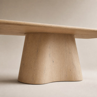 Ensemble de salle à manger rectangulaire moderne en bois massif avec base en piédestal cannelé et chaise en tissu pour projets de design de villas et d'hôtels de luxe