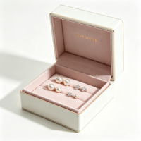 Boîte à bijoux pour boucles d'oreilles avec couvercle à charnière, logo personnalisé, blanc ivoire, insert en velours rose blush, bordure dorée, luxe, vente en gros