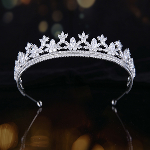 Diadème de mariée artisanal en argent glacé, micro-pavé de zircone cubique taille poire motif flocon de neige, pour femme, pour occasions formelles d'hiver - Product Image 1