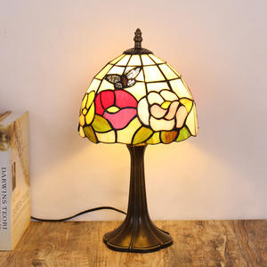 Lampe de table de style rétro européen, lampe de table décorative créative avec vitrail pour bureaux et chambres à coucher - Product Image 1