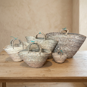 Ensemble de paniers tressés en paille faits à la main, couleur naturelle avec poignées, motif cœur coloré, pour Halloween, décoration intérieure et rangement artisanal - Product Image 1
