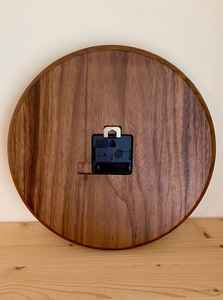 Reloj de Pared Creativo de Resina y Madera que Combina la Funcionalidad del Cronometraje con un Diseño Artístico Hecho a Mano para una Exhibición de Pared Elegante - Product Image 3