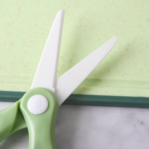 Nuovo arrivo <span class=keywords><strong>forbici</strong></span> in ceramica con bordo liscio <span class=keywords><strong>forbici</strong></span> da cucina <span class=keywords><strong>per</strong></span> <span class=keywords><strong>bambini</strong></span> con copertura <span class=keywords><strong>per</strong></span> alimenti <span class=keywords><strong>per</strong></span> <span class=keywords><strong>bambini</strong></span> <span class=keywords><strong>forbici</strong></span> da taglio - Product Image 2