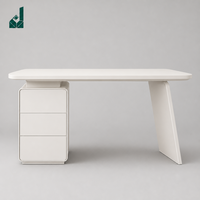 Bureau de direction minimaliste italien blanc crème avec finition aux coins arrondis et armoire intégrée pour espace de travail commercial