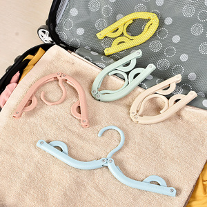Perchas Plegables Portátiles de Plástico para Ropa, Organizador de Viaje Rectangular, Paquete de 5, Diseño Colorido - Product Image 4