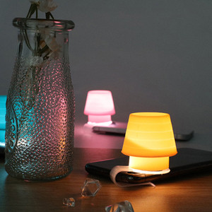 Silicone <span class=keywords><strong>Pat</strong></span> lampe de table support de téléphone portable Promotion cadeau lampe de table lit support de téléphone - Product Image 3