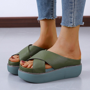 Sandalias y Pantuflas de Mujer de Alta Calidad Suka Stocks Marrón Bronceado con Tiras Cruzadas, Tacón de Cuña, Plataforma Gruesa y Punta Abierta Redonda - Product Image 2