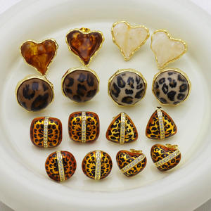 Boucles d'oreilles HE0130 hypoallergéniques plaquées or 18 carats, motif léopard royal, clous d'oreilles vintage nobles pour femmes, vente en gros de mode - Product Image 1