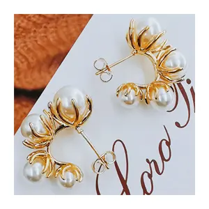 New design Freshwater pearl center stone earrings flower base copper with 18k gold plated Plated Women Pearl Earrings luxury