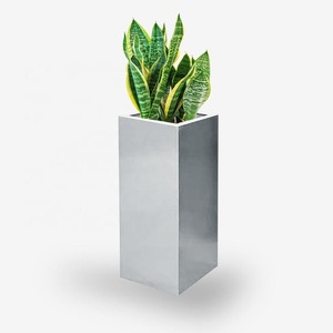 Pot de fleurs moderne en métal thermolaqué de qualité export pour jardin intérieur/extérieur, balcon, décoration intérieure – Disponible à la vente - Product Image 1