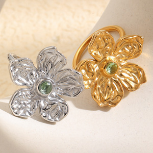 Bague en acier inoxydable plaqué or 18 carats et argent, motif floral en relief, incrustée de cristal vert, bijou tendance pour femme - Product Image 5