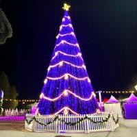 Arbre de Noël commercial géant personnalisé de 30 pieds avec éclairage LED et structure métallique conique pour hôtels et centres commerciaux extérieurs