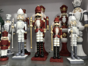 Figura de soldado Cascanueces de tamaño real, estatua de resina con luz LED giratoria a pilas, globo de nieve - Product Image 6