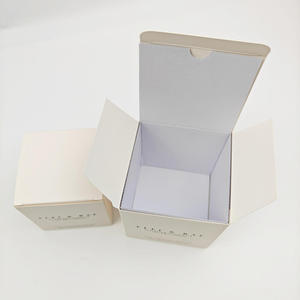 Boîtes rigides en carton kraft blanc personnalisables, emballage de luxe pour bougies de haute qualité avec lamination brillante et insert gaufré - Product Image 3